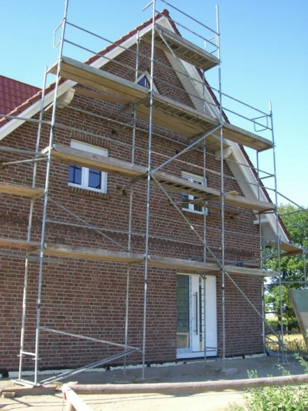 auch hier wurden nun die Fenster und unsere Haustüre eingebaut.