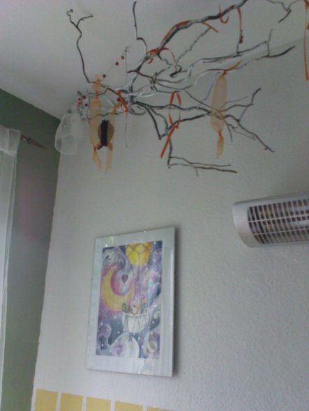 Eine Kollegin hat mir das Bild gemalt für unser Baby - in dem Bild ist eine Fledermaus, die man einmal am Baum und einmal an der Korkenzieherweide wie