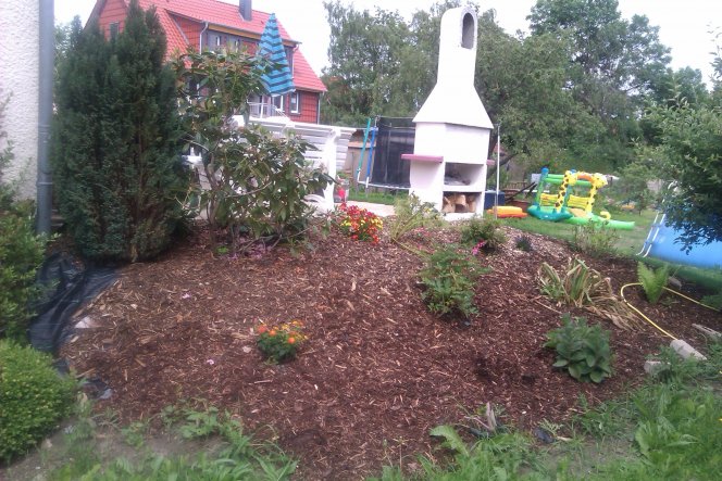 Hier die bepflanzte Seite von der Terrasse - ich werde noch ein paar Feldsteine verteilen...unter das Mulch haben wir diese Antiunkrautplane verlegt -