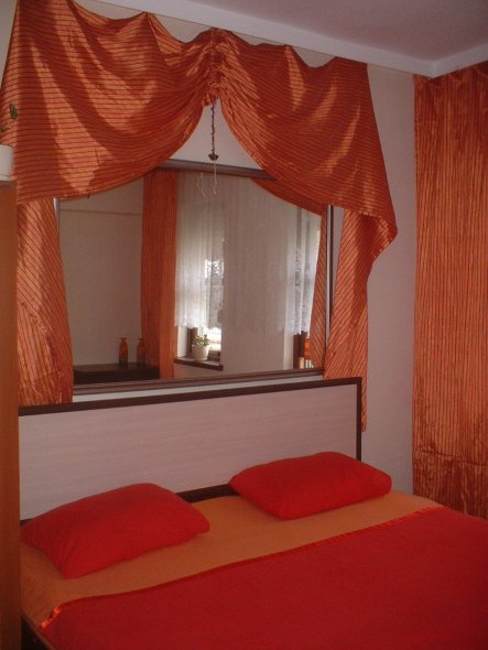 Blick von der Eingangstür - Im Spiegel kann man hier die Fensterfront und die gegenüberstehenden Kommoden sehen - ja, ihr schliesst daraus richtig - d