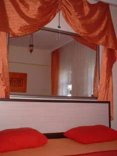 Orange-Rotes Schlafzimmer
