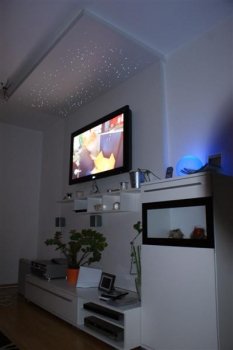 Wohnzimmer mit TV-Wand