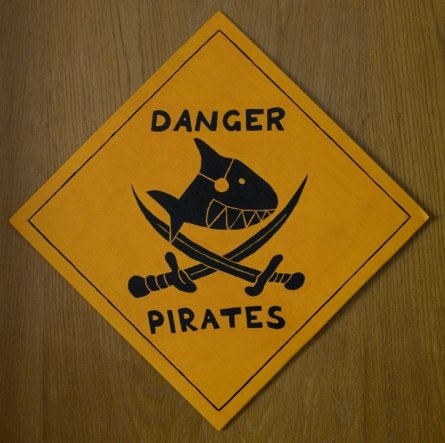 Dieses Wahnschild zeigt, dass es hinter der Tür Piraten gibt ;)