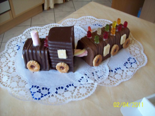 Diesen Eisenbahn Kuchen hat mein Sohn zum 5. Geb. mit in den Kindergarten genommen.
Die Kinder waren begeistert.
Lg Sandra