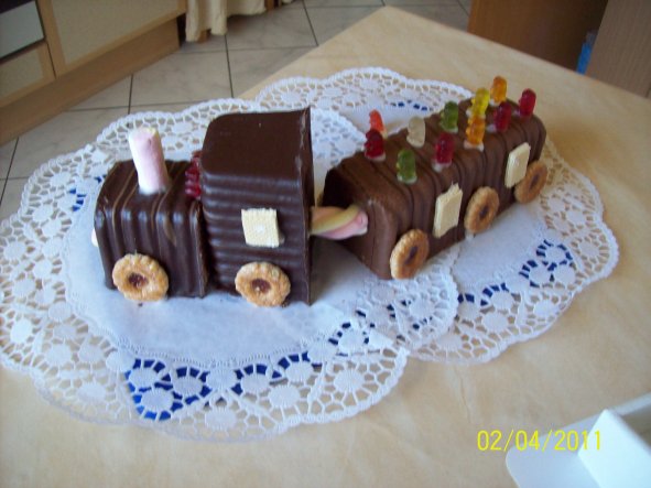 Diesen Eisenbahn Kuchen hat mein Sohn zum 5. Geb. mit in den Kindergarten genommen.
Die Kinder waren begeistert.
Lg Sandra