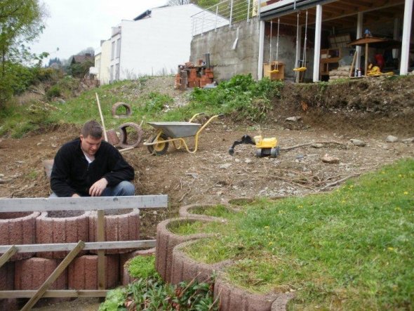 Wir hatten das Glück ca. 320 runde Florwallsteine geschenkt zu bekommen. Mein Mann hat 7 Reihen a 22 Steinen aufgesetzt um das Grundstück einigermaßen