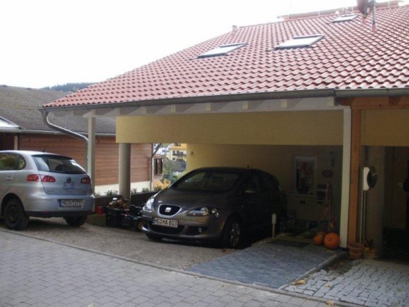 Der Eingangsbereich mit Carport und Stellplatz