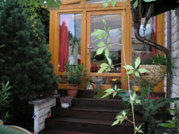 Blick von der Terrasse in den Wintergarten