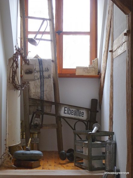 Heute haben wir den "toten Raum" über der Treppe neu dekoriert. Dort hat mein neues Straßenschild einen Platz gefunden.