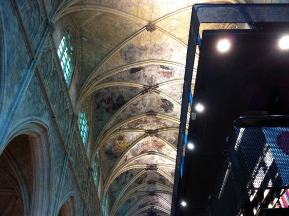 bücherladen in kirche,wunderschöne decke!