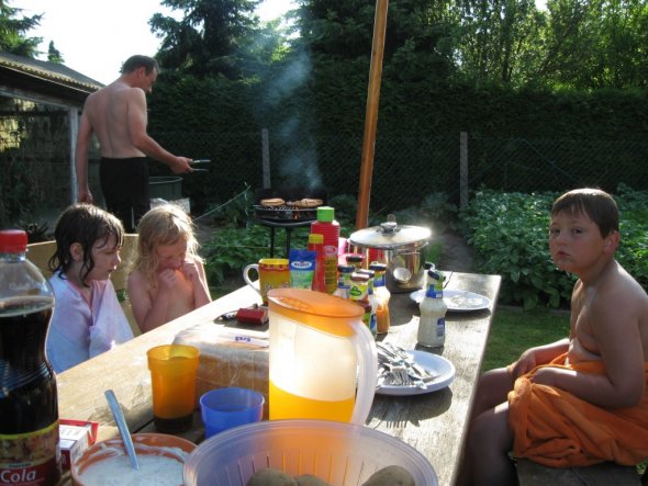 Im Hintergrund...Kartofflen, Zuccini, Tomaten, Erbsen, Erdbeeren......nie wieder, die ausbeute war mager...davor...nein nicht mein Mann, ein Freund un