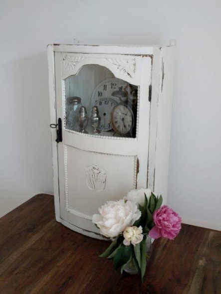 Reizende antike Wandvitrine in Shabby chic