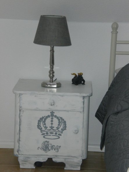 Die Nachtschränke habe ich im Shabby Chic aufgearbeitet und die Kronen und Schriftzüge "Queen" und "King" von Hand aufgemalt.