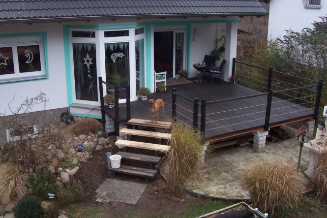 ...das war zur Weihnachtszeit.Die Terrasse ist ja noch nicht ganz fertig.Es fehlt hier noch das Geländer für die Treppe und eine Verkleidung für den U