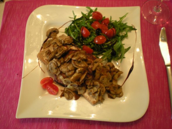 Toastbrot m. Pute und gebratenen Champignons an pikanter Sauce