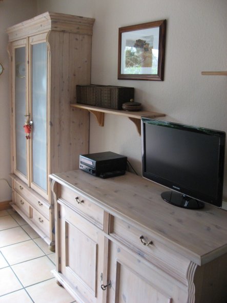 Vitrine und Sideboard mit Fernseher.