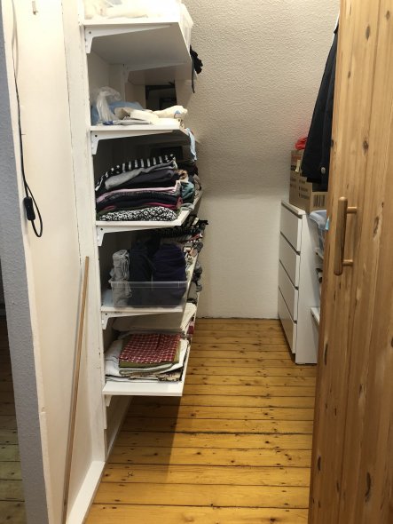 Hinter der Tür befindet sich unser neuer Kleiderschrank. Den alten haben wir einfach integriert. Der Rest sind Wandregale und eine Kommode von IKEA.