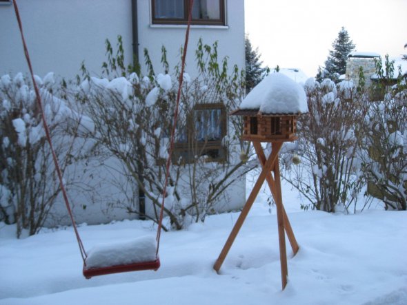 Unser Garten tief verschneit