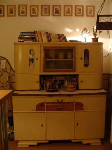 Der Küchenschrank stammt aus den 50er Jahren und ist - inkl. Lackierung - noch ein echtes Original. Nachdem er lange Jahre im Keller zugebracht hat, i