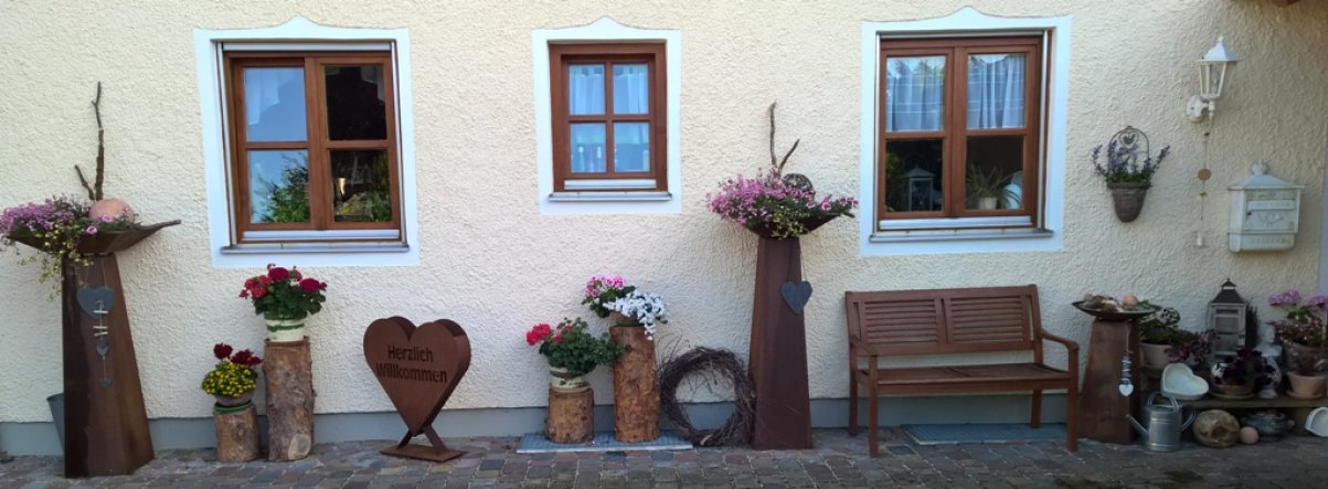 Hofseite vom Haus mit meinen geliebten rostigen Eisensäulen