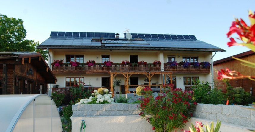 Mittig vom Haus befindet sich unsere Terrasse. Rustikal aus Holz, Granit und mit Travertinboden.