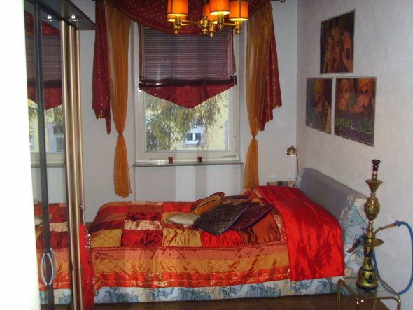 Das Bett steht nun quer, weiter weg vom Fenster, weil es da höllisch durchgezogen hat.