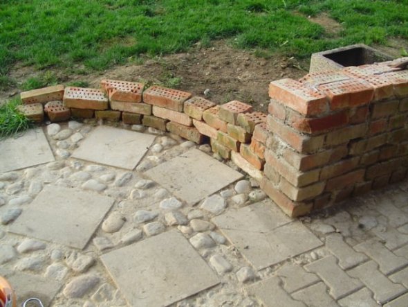 Die Mauerrundung wird noch der Endhöhe der Hauptmauer angepasst, und wird dann zum Garten auslaufend abgestuft.