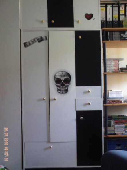 Dieser Schrank war einstmals Buchefarben und schon etwas in die Jahre gekommen.Mit etwas Buntlack in schwarz und weiß und coolen Wandstickern ist er n