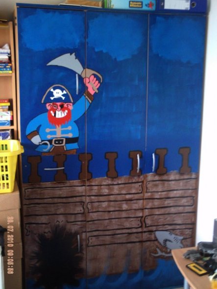Hier habe ich den Buchefarbenen Schrank abgeschliffen und den Piraten und alles mit einem Bleistift vorgezeichnet und anschließend mit Buntlack ausgem