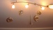 An unserer Wohnzimmerlampe hängen verschiedene Bauernsilberanhänger und kleine Krönchen.