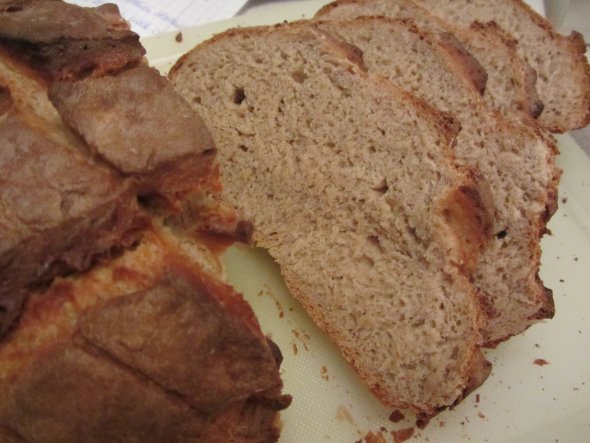 Im neuen Backofen mit Klimagaren gelingt auch Brot fantastisch gut. Hier eine Eigenkreation aus Weizen- und Roggenvollkornmehl. Schmeckt !!!