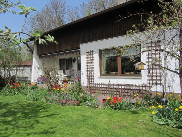 Die Ansicht zur Terrasse, jetzt noch ohne Wintergarten (der Plan ist genehmigt - bald geht´s los).