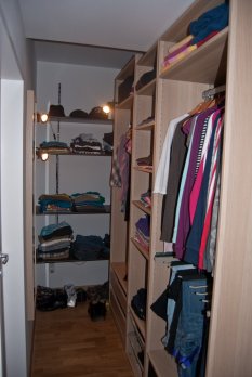 Schlafzimmer und Kleiderschrank