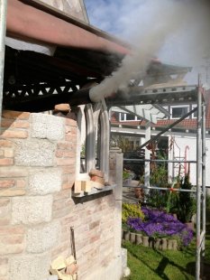 Klassisch 'Gotische Gartenküche mit Holzbackofen im Bau'