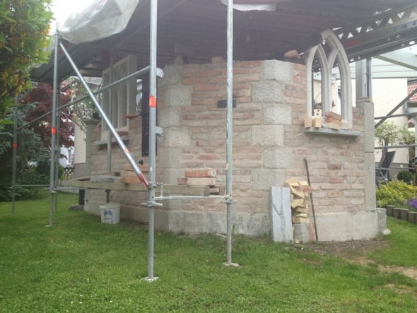 Garten 'Gotische Gartenküche mit Holzbackofen im Bau'