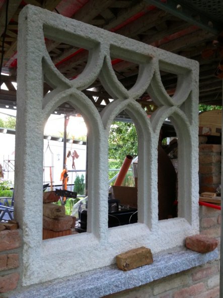 Garten 'Gotische Gartenküche mit Holzbackofen im Bau'