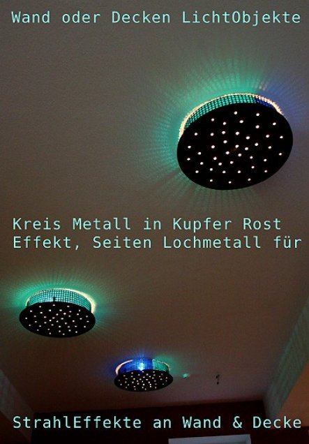 Eine an der Decke montierte Installation aus Plexiglas und seitlichen Lochmetall fliesst förmlich geschwungen durch den Raum und projeziert seitlich L