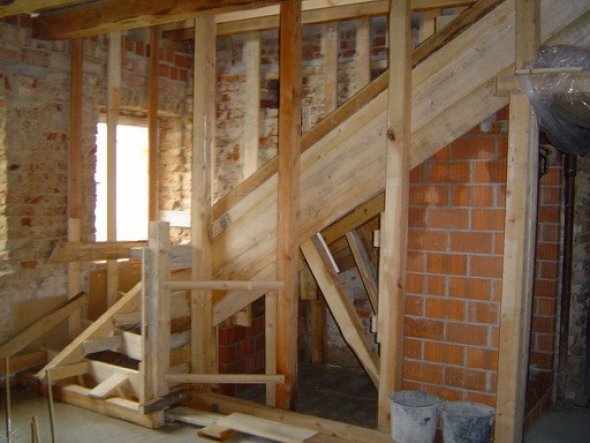 Hier sieht man die Treppe während ihres Entstehens, für alle die auch gerne "vorher" Bilder anschauen.
