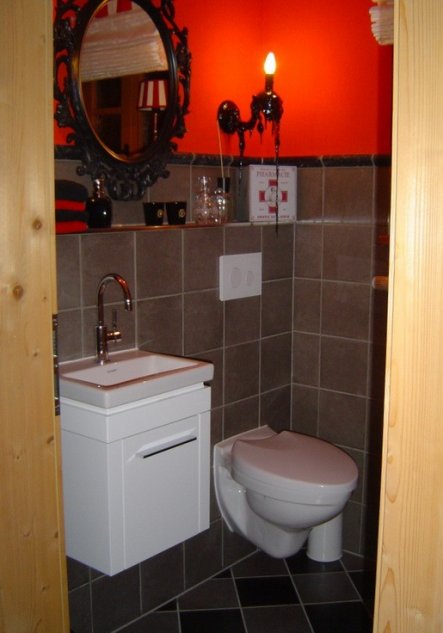 Blick ins Gäste-WC, in rot, schwarz und grau gehalten.