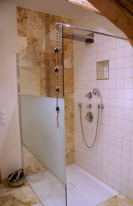 Auch das Badezimmer ist orientalisch dekoriert; eine geräumige Schwalldusche mit Rain-Dance-Kombination lädt zum gemeinsamen Duschen ein :-)