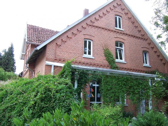 Ein Backsteinhaus mit Rundbogenfenstern aus dem Jahre 1909...