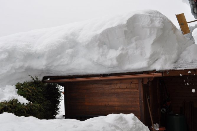 Schneemassen... wir hatten wirklich zu tun, unsere Dächer davon zu befreien...