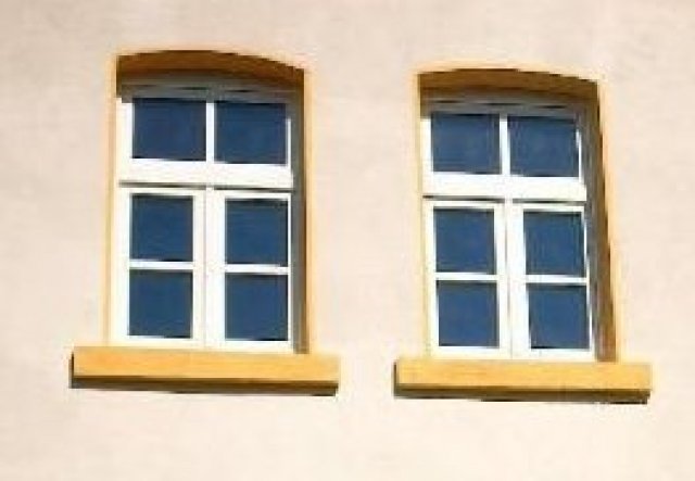 Die Fenster musste alle erneuert werden. Nach sorgfältiger Überlegung haben wir uns für diese 2-flügeligen Fenster mit klappbarem Oberlicht, glastrenn