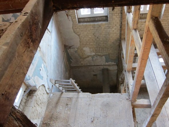 Das ehemalige Treppenhaus nahm 1/5 des gesamten Raumvolumens und der Flächen in Anspruch.