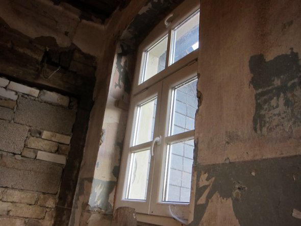 2-flügeliges Fenster ohne Mittelsteg mit klappbaren Oberlicht, glastrennende Sprosse (Wiener Sprosse) und Wärmeschutzglas. Aussenbelüftetes 3 Kammer P