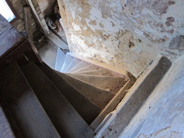 Stiege vom Erdgeschoss in den 1.Stock. Wenn die Stiege vom 1.Stock zum Giebelzimmer verlegt wird, wird hier eine größere Treppe eingebaut - Platz dafü