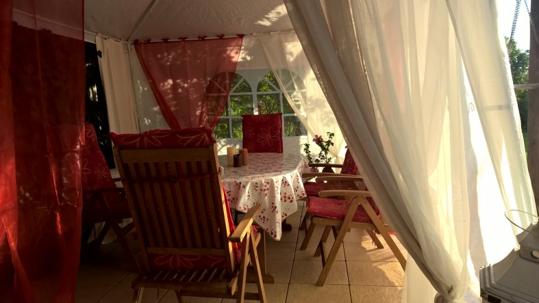 Wir verlängern das draußen sitzen mit einem Pavillon unter der Terassenüberdachung.
So sind wir auch vor Wind geschützt. 