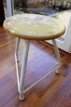 Den (Werk) Hocker habe ich auch auf dem Sperrmüll gefunden ,er stammt aus einer Schule, die bunten Farbflecken auf dem Sitz habe ich gelassen ,nur die