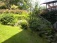 Garten im Halbschatten mit Zugang zum nächsten Gartenbereich