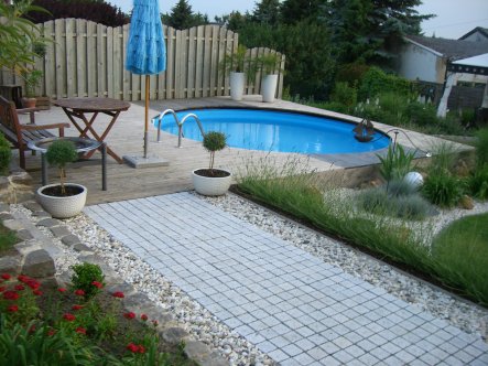 fertig mit Pool und Terrasse